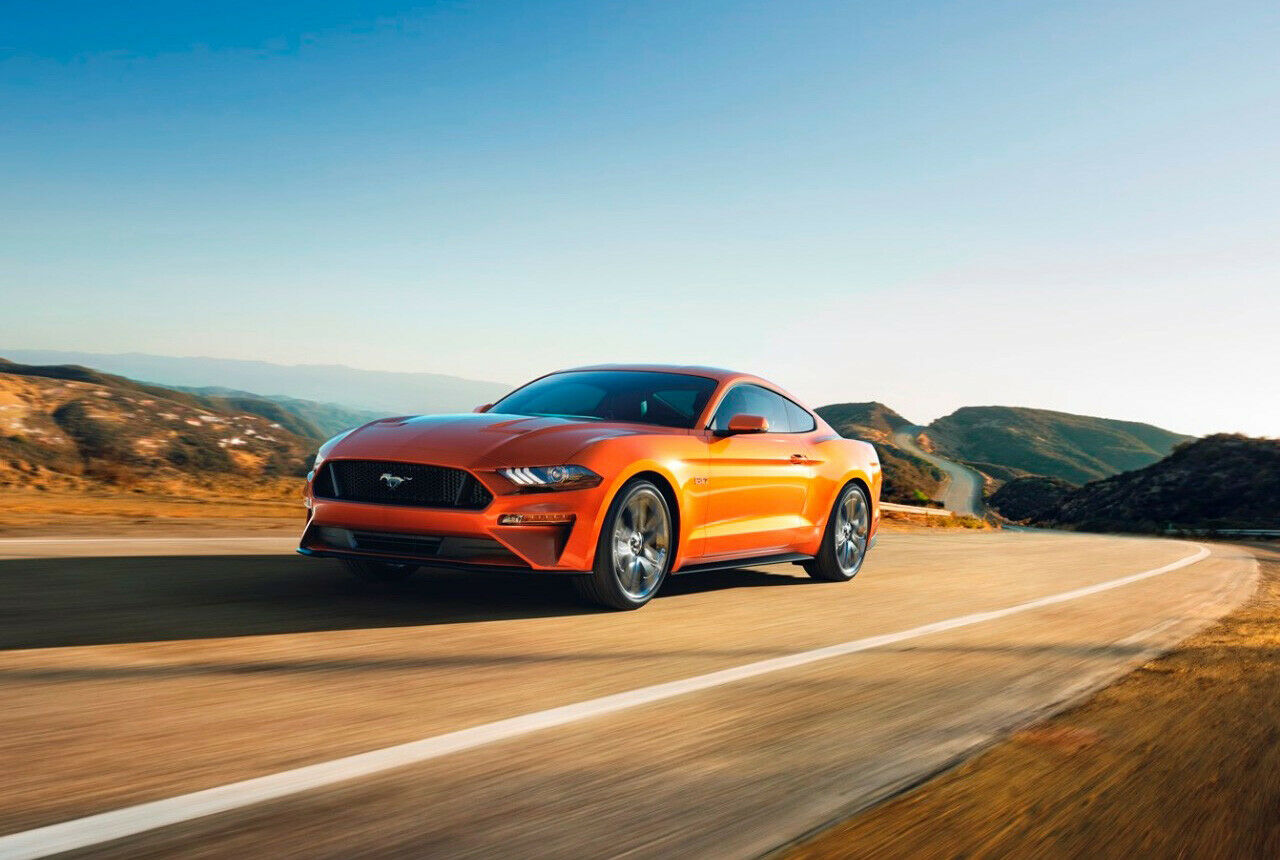 Das Facelift des Ford Mustang. Mehr Leistung im V8, mehr Drehmoment im 2,3-Liter Vierzylinder. Hinzu kommen Zehngang-Automatik, Viertelmeile-Modus und Burnout-Assistent