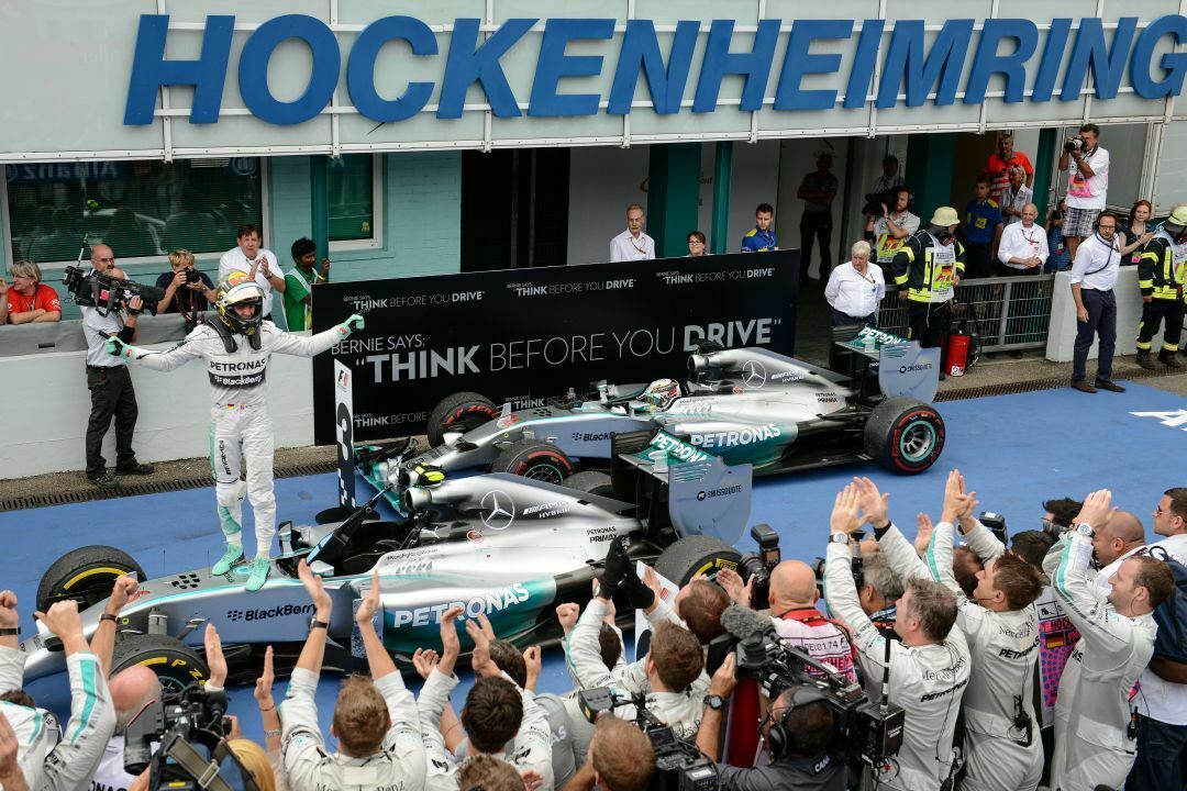 Nico Rosberg jubelt und wird bejubelt, nach seinem Sieg beim Großen Preis von Deutschland auf dem Hockenheimring