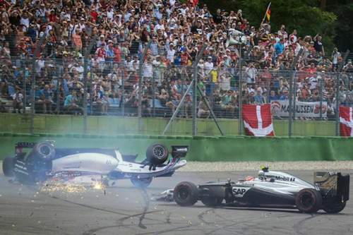 Nach dem Start rutscht Formel-1-Rennfahrer Felipe Massa von Williams kopfüber im Boliden die Strecke entlang, der Däne Kevin Magnussen von McLaren Mercedes kann ausweichen