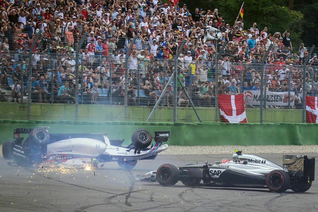 Nach dem Start rutscht Formel-1-Rennfahrer Felipe Massa von Williams kopfüber im Boliden die Strecke entlang, der Däne Kevin Magnussen von McLaren Mercedes kann ausweichen