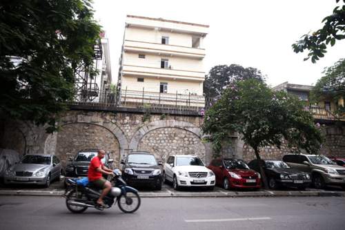In den Straßen von Hanoi steht ein Mercedes neben dem anderen