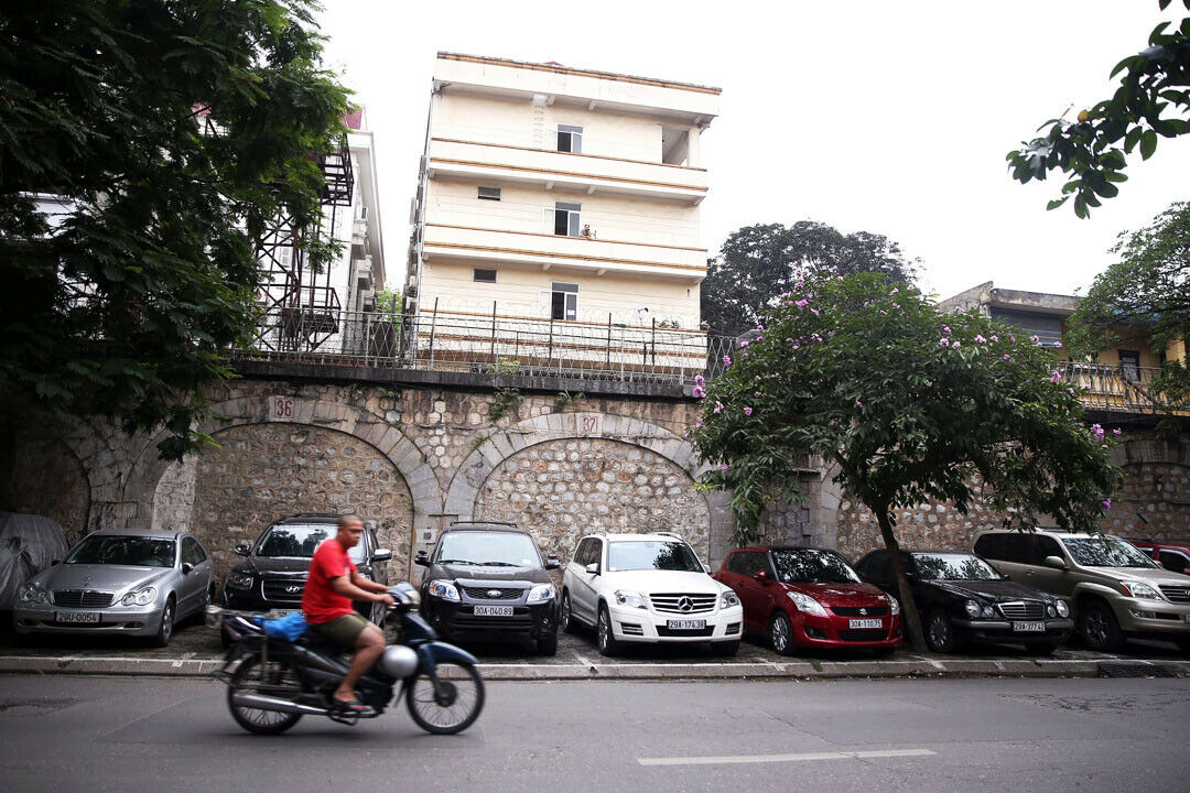 In den Straßen von Hanoi steht ein Mercedes neben dem anderen