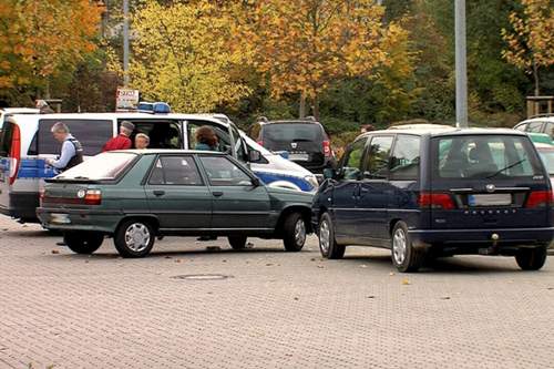 Parkrempler sind schnell passiert. Bei der Aufnahme des Schadens muss die Polizei aber nicht immer hinzugezogen werden