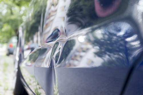 Wird ein Schaden am eigenen Auto festgestellt, sollten Halter die Polizei verständigen. Die kann möglicherweise den Verursacher ausfindig machen