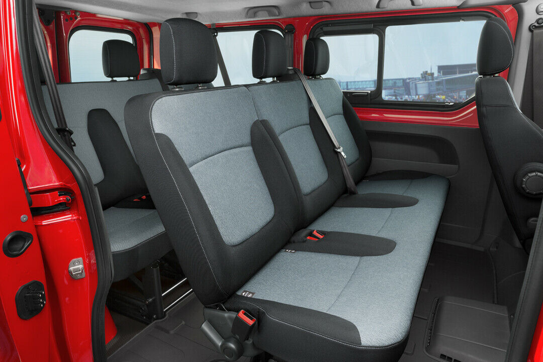 Serienmäßig hat der Opel Vivaro Combi eine zweite und dritte herausnehmbare Sitzbank mit je drei Plätzen an Bord