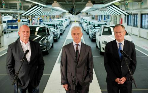 VW-Betriebsratschef Bernd Osterloh neben Konzernboss Matthias Müller und dem niedersächsichen Ministerpräsident Stephan Weil