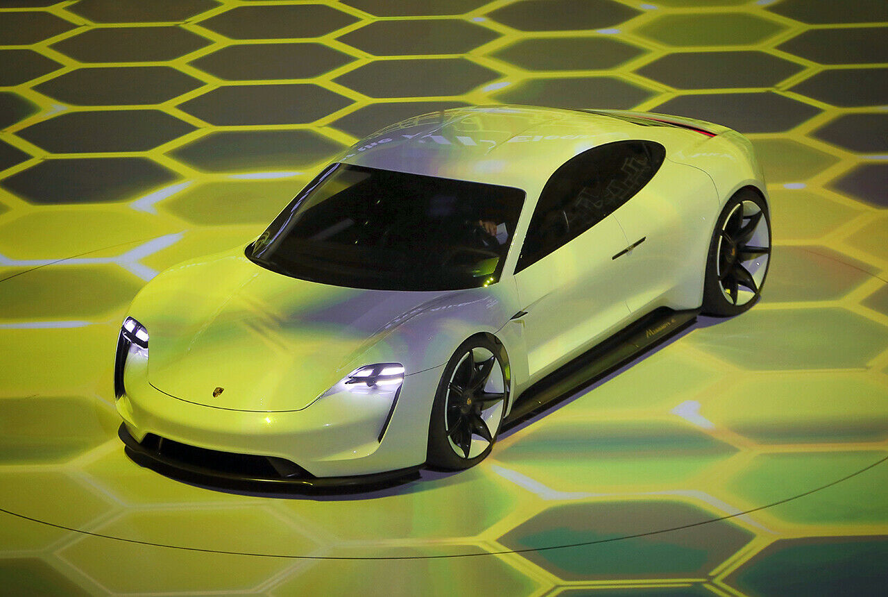 Auf der IAA in Frankfurt zeigte Porsche seine elektrische Zukunft. Die Studie Mission E soll gut 500 Kilometer weit fahren und leistet knapp 600 PS