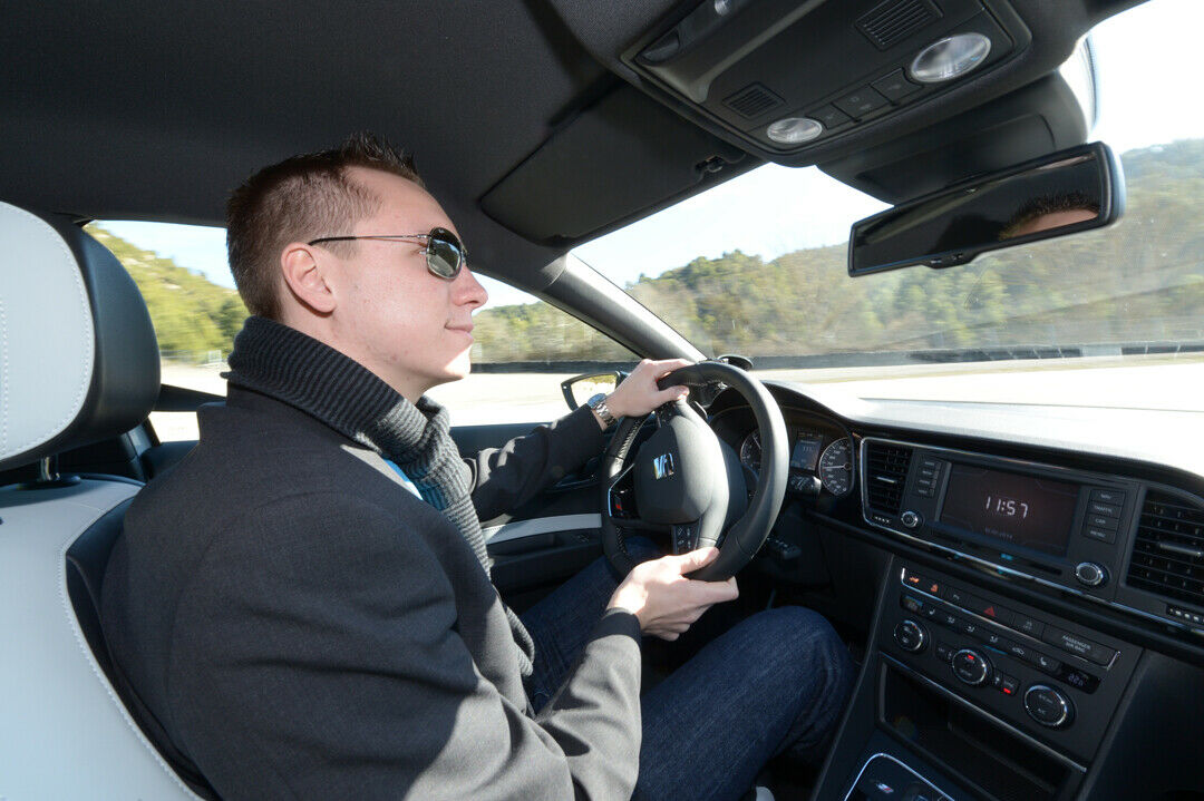 MOTOR-TALK Redakteur Constantin Bergander im Seat Leon Cupra 280