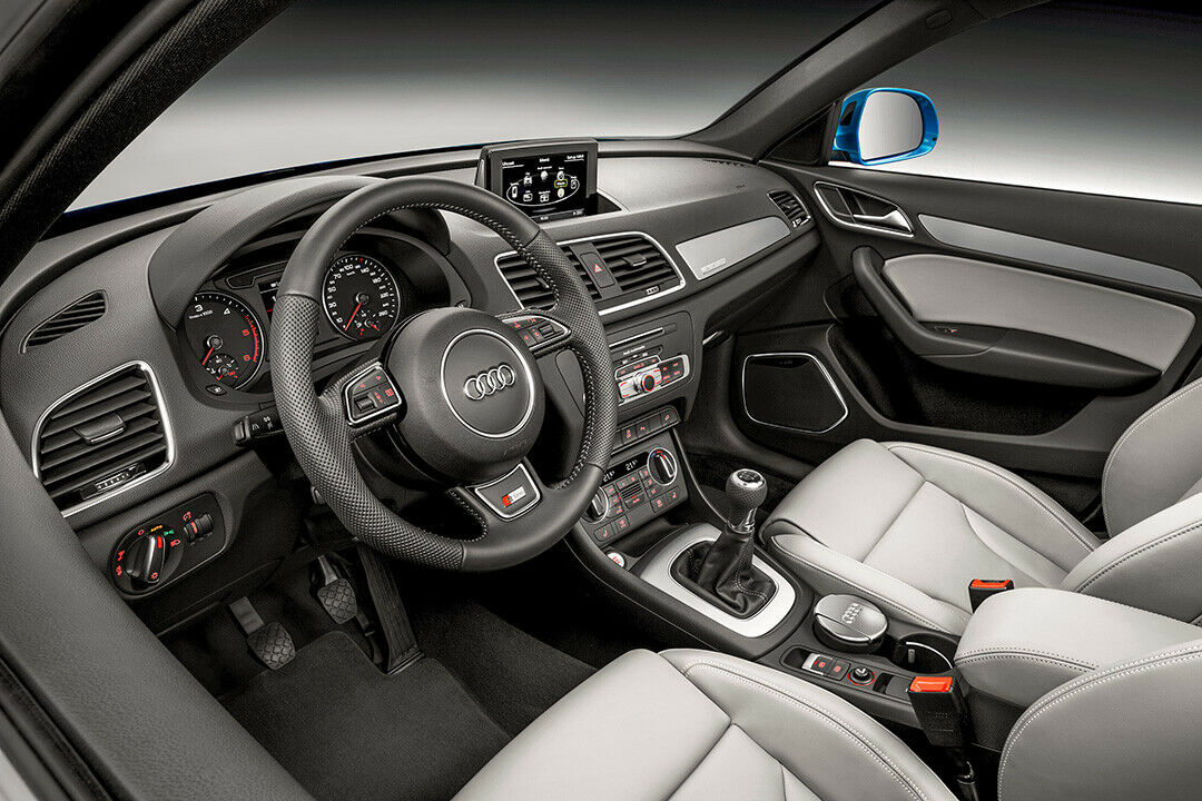Bekannter Innenraum mit stehendem Monitor im Audi Q3