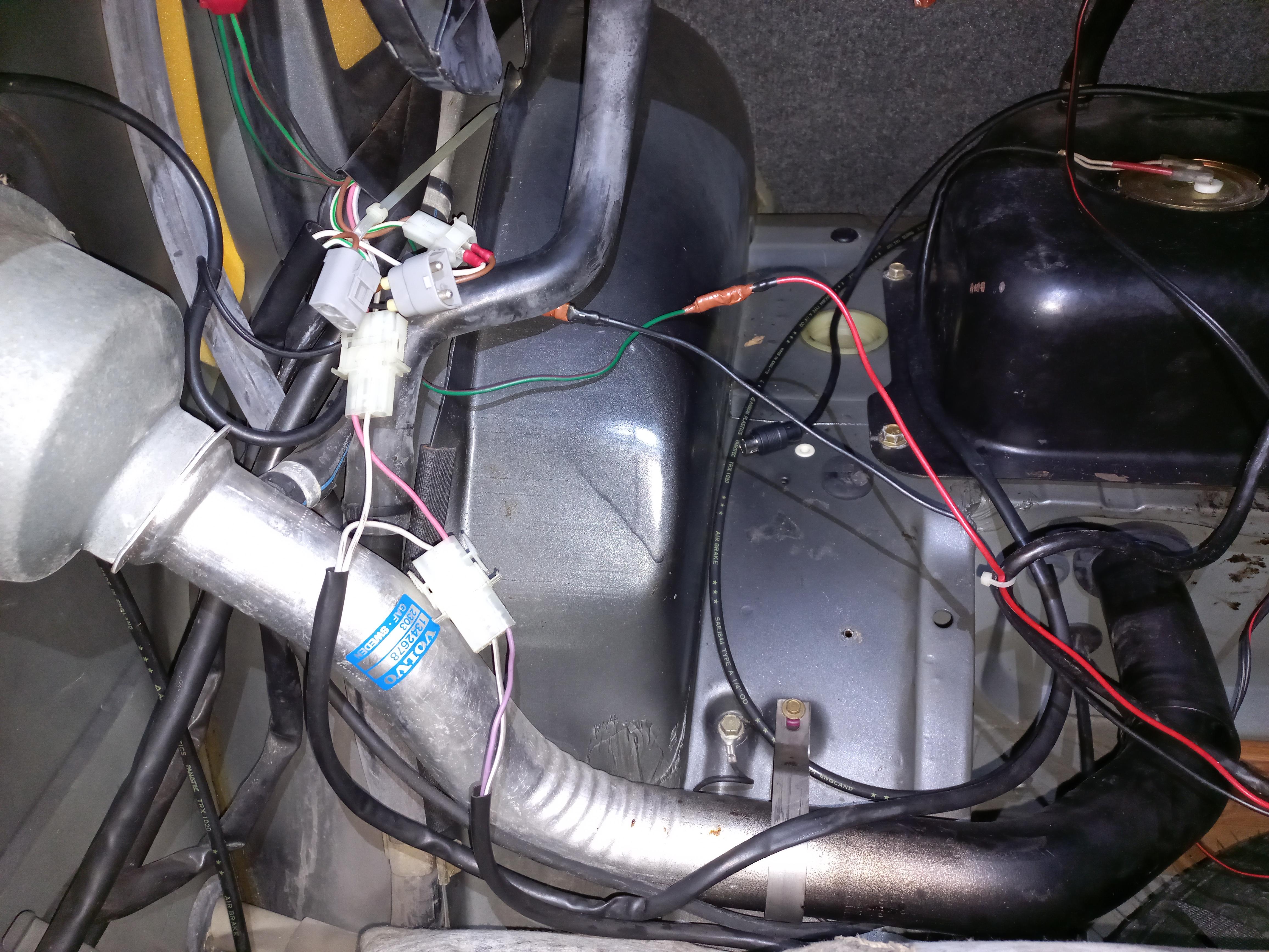 Volvo 760 GLE 2,8L B28E V6 wer kennt sich aus?