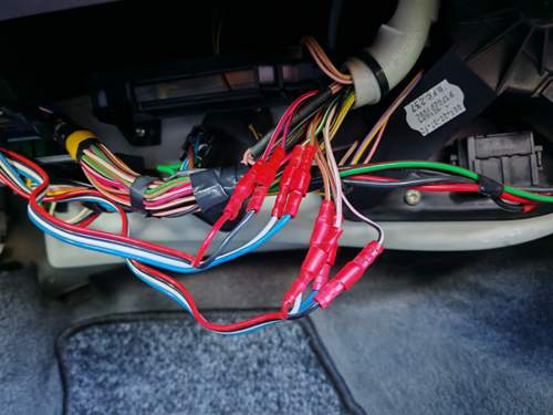Lautsprecherkabel unter dem Handschuhfac