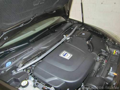 Motorraum mit Domstrebe