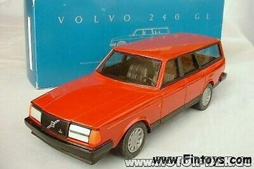 Volvo-240-wagon-red-emek-an