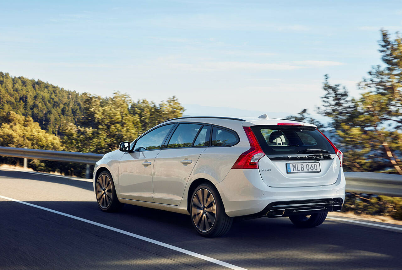 Eine schwarz lackierte Blende zeichnet das Heck des Volvo V60 Linje Svart aus