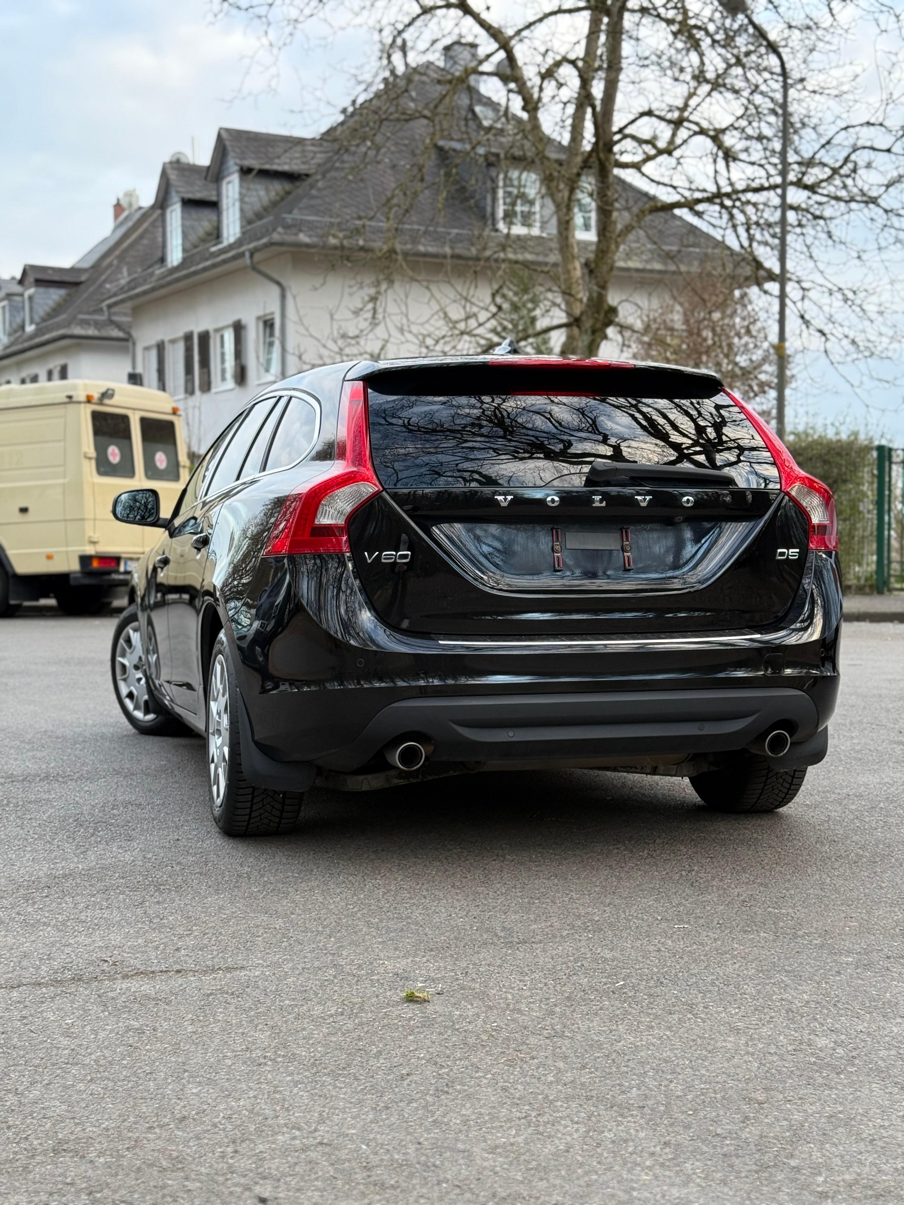 Volvo V60 D5 Summum | 8-fach | Garagenfzg. | Langstreckenauto