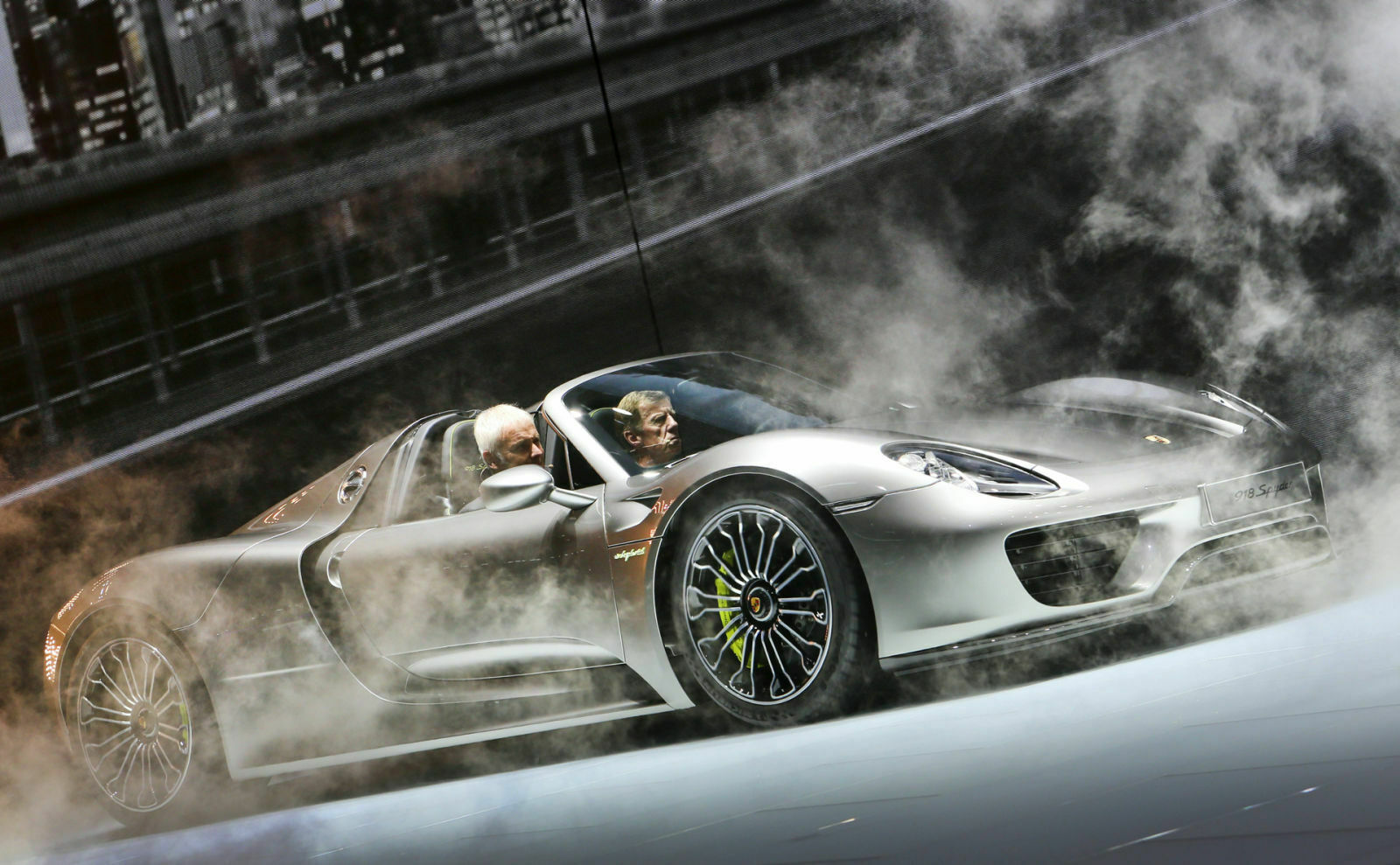 Röhrl ist Markenbotschafter bei Porsche. Bei der Premiere des 918 Spyder fuhr er den damaligen Porsche-Chef Matthias Müller auf die Bühne