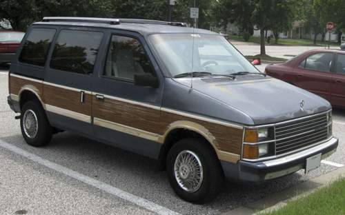 Der Plymouth Voyager war als geräumiges Allroundtalent maßgeblich am Verschwinden des US-amerikanischen Station Wagons Schuld. Er übernahm gar dessen Holzdekor
