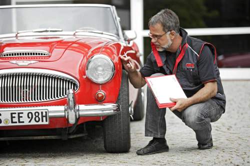 Gutachter von TÜV, Dekra und Co schauen sich Oldtimer genau an, bevor sie ein H-Kennzeichen genehmigen