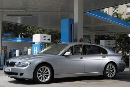 Zwar wurde das Projekt wieder eingestampft. Dennoch hat es der BMW Hydrogen 7 zu einer Kleinserie mit 100 Exemplaren geschafft