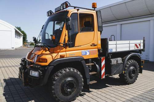 Ein Unimog des Landesbetriebes für Straßenwesen in Brandenburg wartet auf seine zweite Karriere