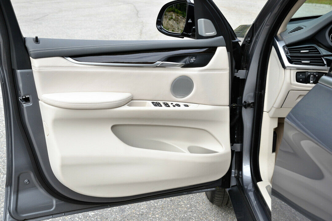 Vielleicht die eleganteste Seite des Autos: Die Fahrertür in Leder