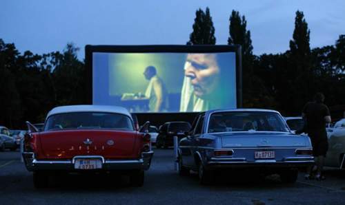 Oldtimer und Autokino haben Gemeinsamkeiten: Ihre Hochphase liegt lange zurück, aber beide haben noch lange nicht ausgedient.
