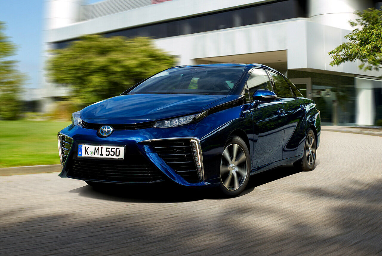 Die "Zukunft" ist teuer. Toyota bietet den Mirai in Deutschland für 78.540 Euro an - und zahlt dabei noch drauf
