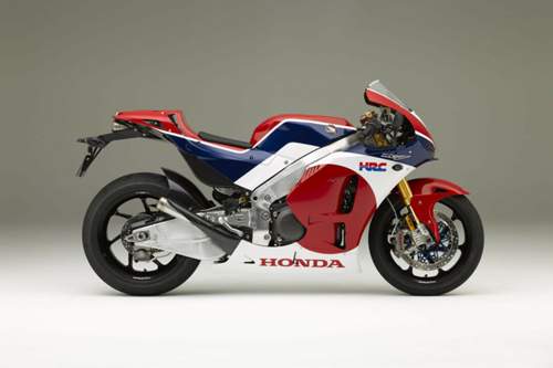Mit Hupe, Spiegel und Beleuchtung ist die Honda RC213V-S auch für die Straße zugelassen