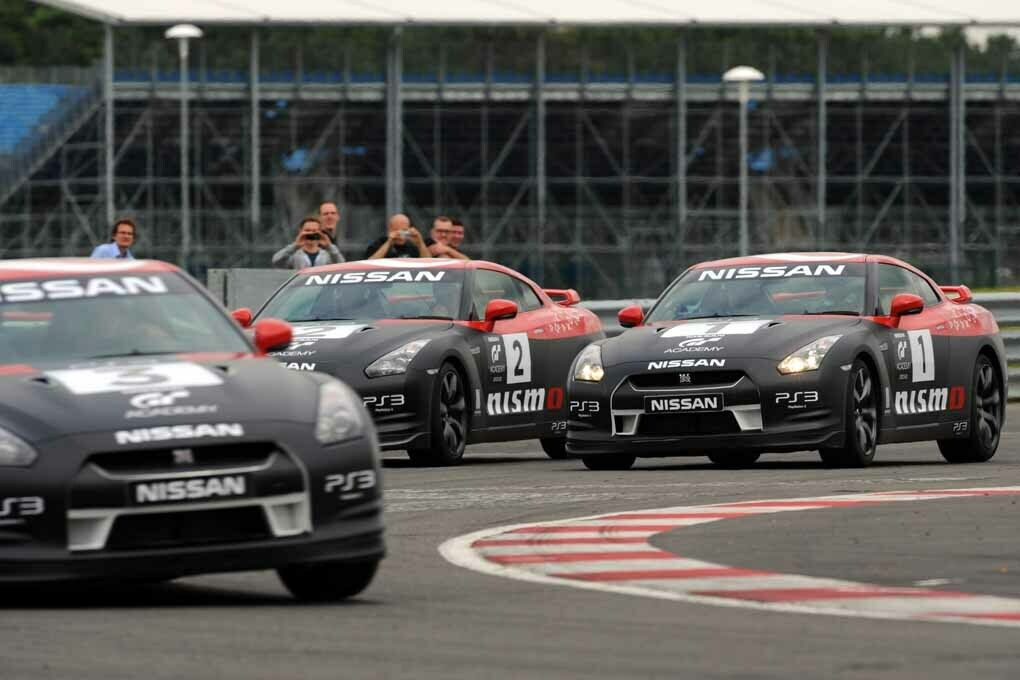 Mit dem GT-R durch Silverstone