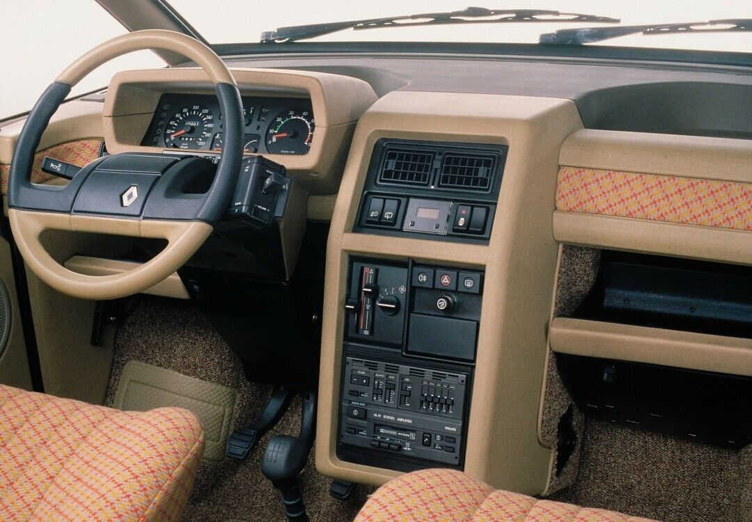 Futuristisches 80er-Jahre-Design im Cockpit
