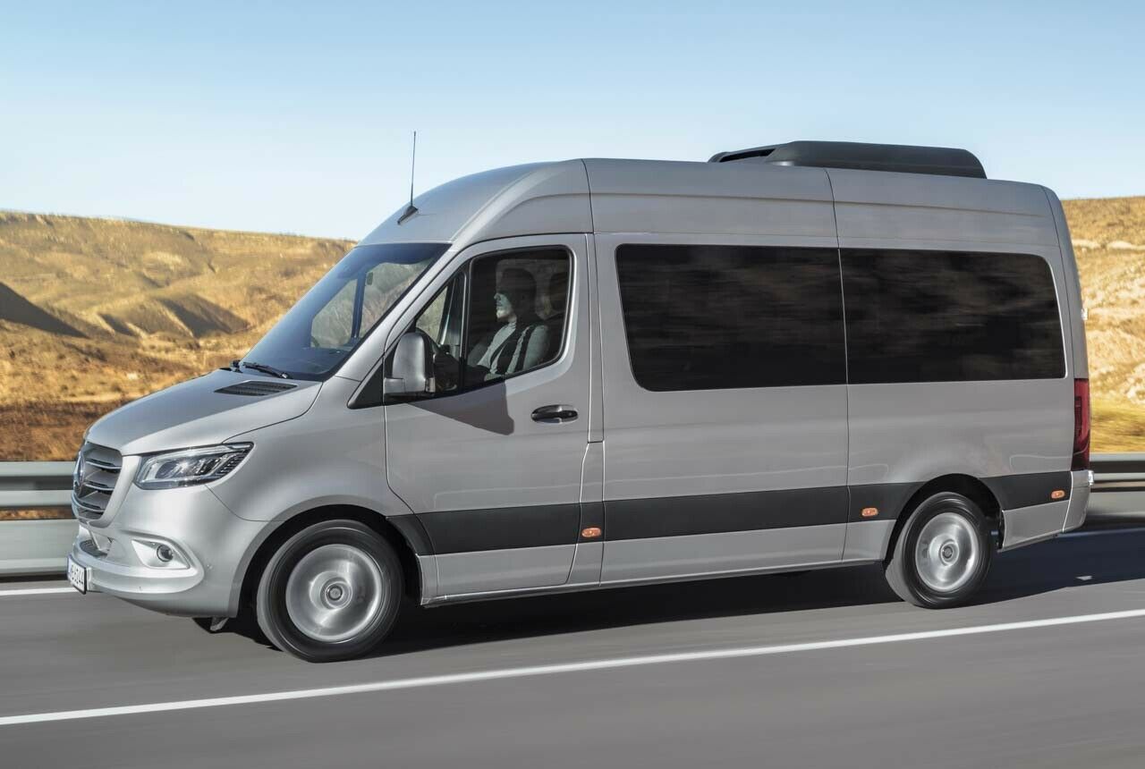 Als Bus für bis zu 20 Personen bietet Mercedes den Sprinter ebenfalls an
