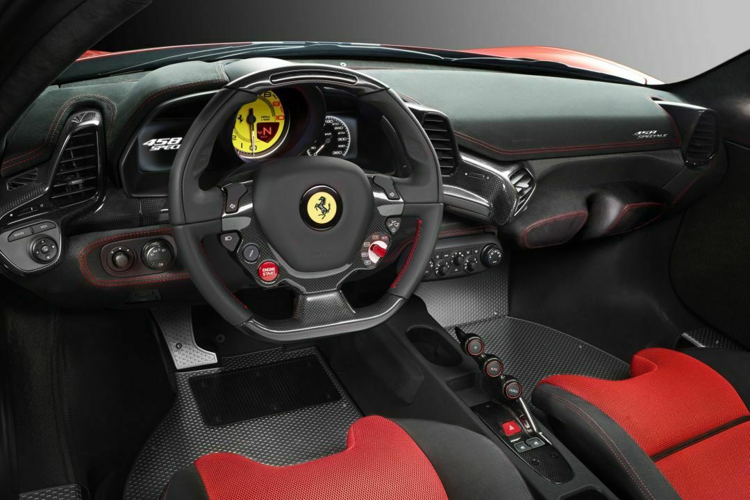 Wenig Gewicht bedeutet schnelle Rundenzeiten: Der Innenraum des Ferrari 458 Speciale