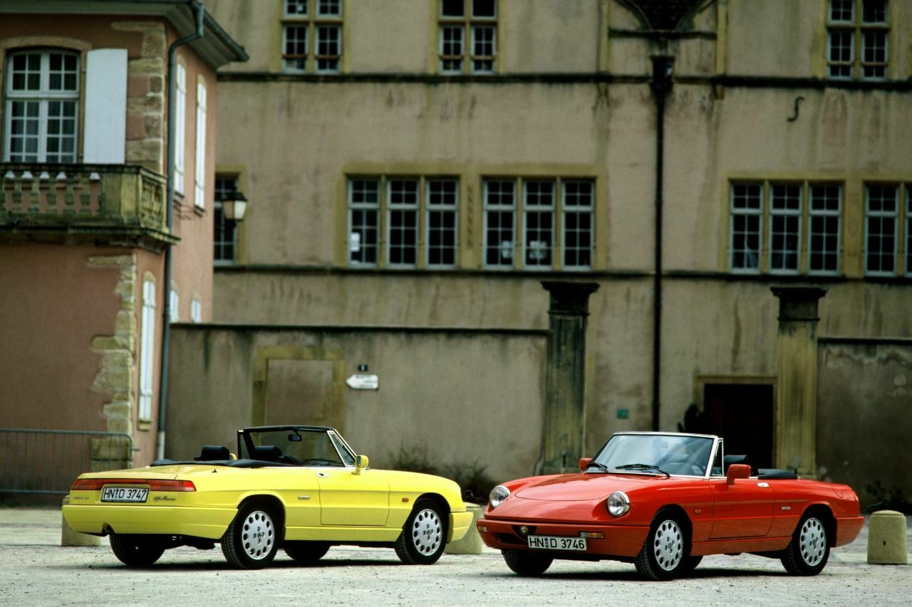 Letztes Facelift 1990: Unter Fiat-Ägide erhielt der Spider in Wagenfarbe lackierte Stoßfänger