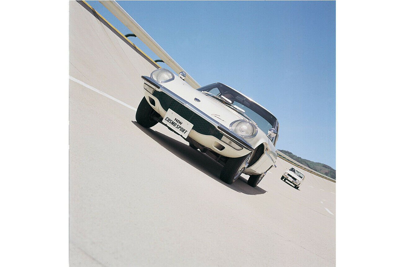 Der Mazda Cosmo Sport 110 S versteckte unter seiner Haube den ersten Wankel mit Vierfachvergaser