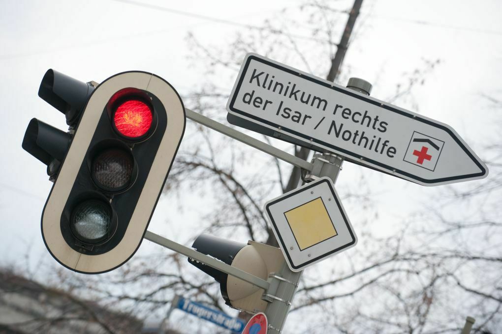 Wenn die Ampel nicht grün wird, darf der Autofahrer nach einer angemessenen Wartezeit trotzdem fahren