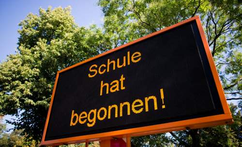 Generell soll vor Schulen, Kitas oder Seniorenheimen Tempo 30 gelten. Nur in Ausnahmefällen darf die Geschwindigkeit auf 50 km/h angehoben werden