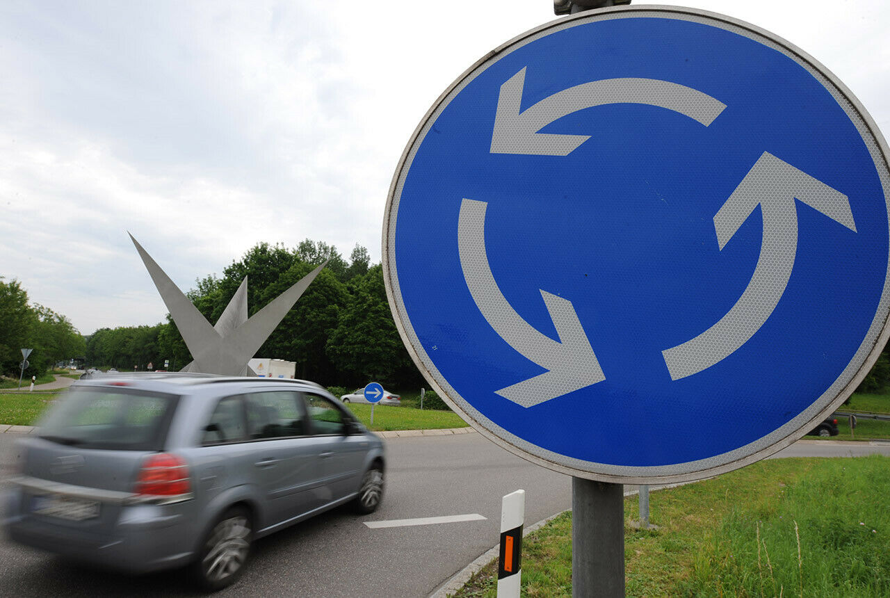 Ohne Beschilderung gilt im Kreisverkehr: Rechts vor links