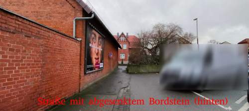 Straße mit abgesenktem Bordstein hinten