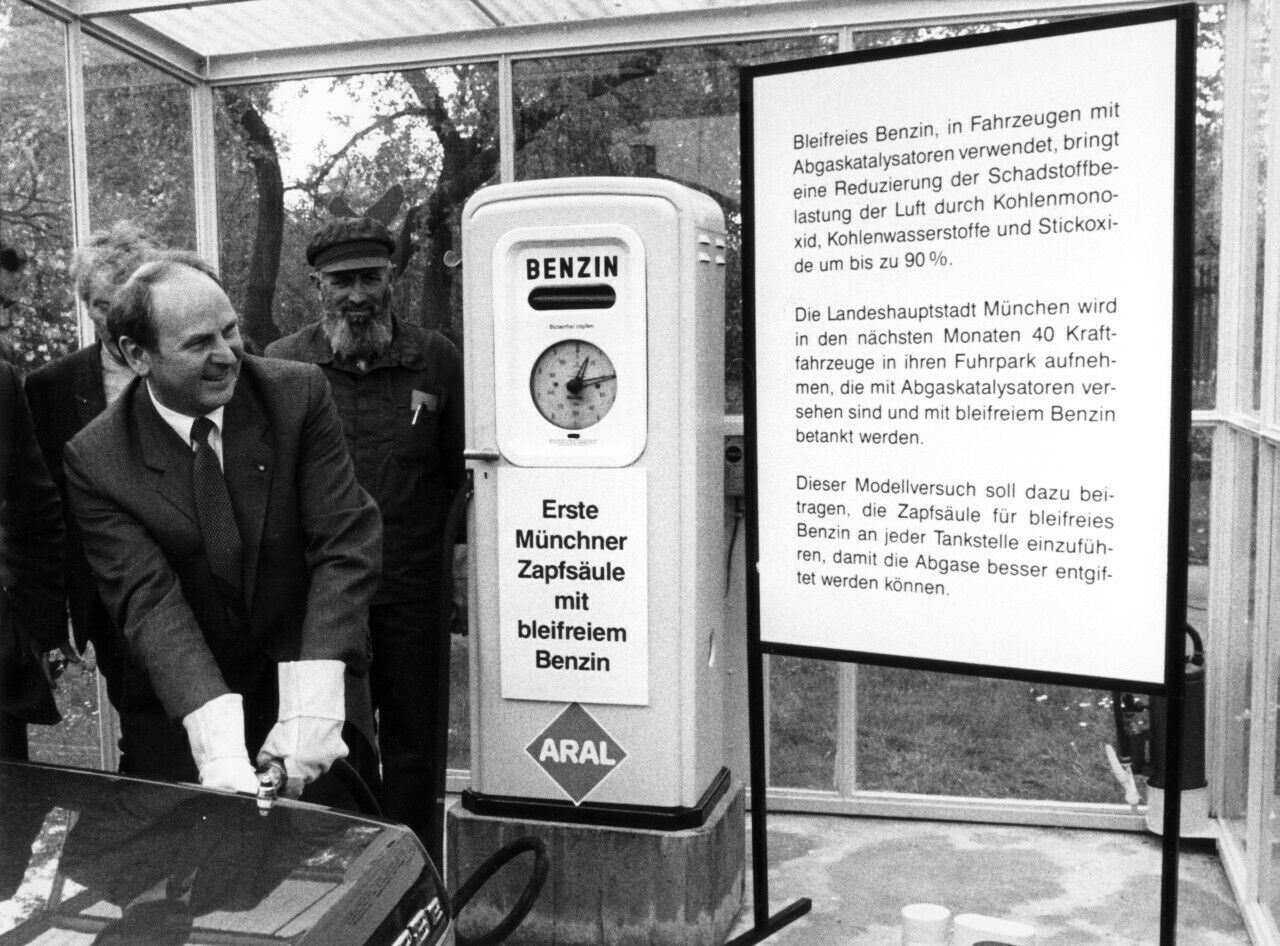 1983 öffnete in München die erste Zapfsäule für bleifreies Benzin. Ein Schild verweist auf die Umweltvorteile der damals exotischen Katalysatortechnik