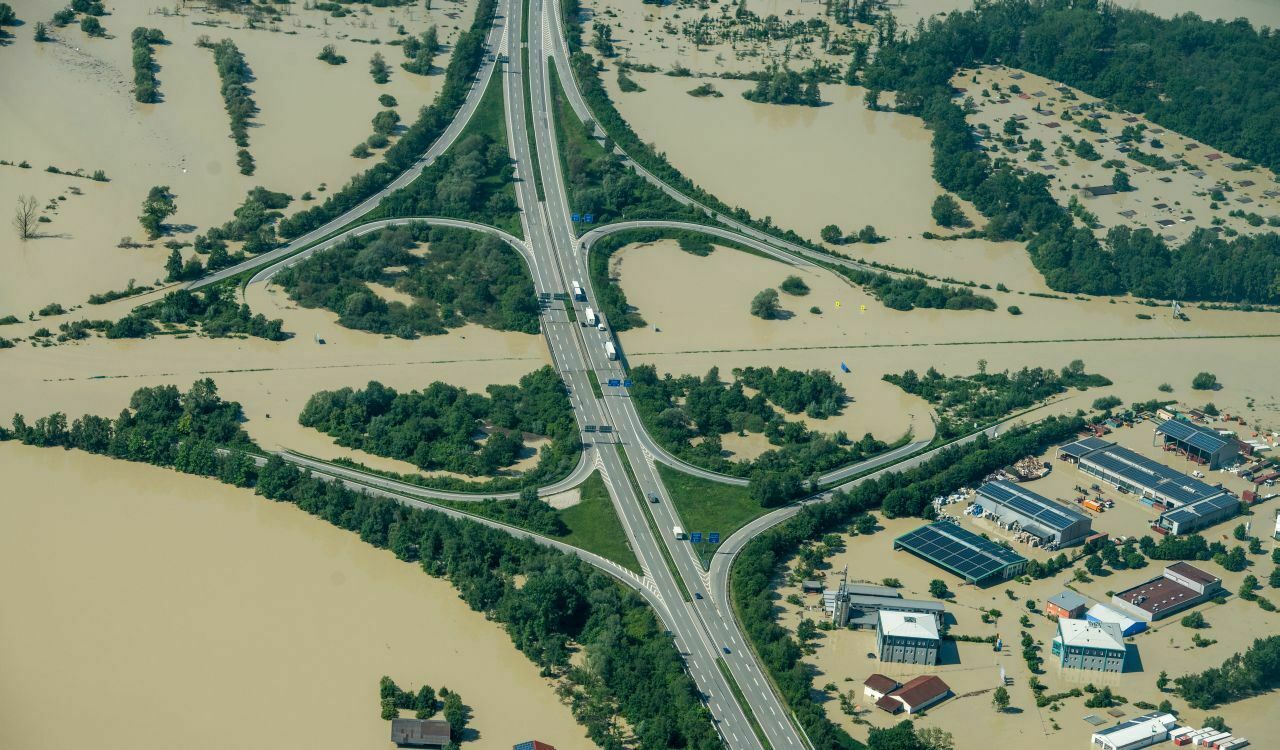 Überschwemmtes Autobahnkreuz bei Deggendorf (Bayern): Viele Schäden ließen sich erst nachträglich erfassen, sagte Minister Ramsauer