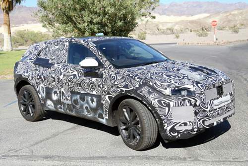 Die Erlkönig-Bilder des Jaguar E-Pace verraten mehr als der Teaser. Unlängst wurde das Kompakt-SUV im Death Valley gesichtet