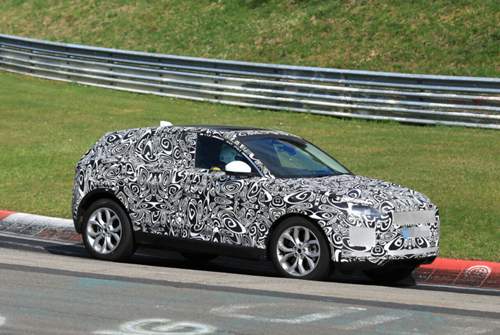 Ein Jaguar E-Pace auf der Nürburgring-Nordschleife. Die Dachlinie fällt flacher ab als beim F-Pace