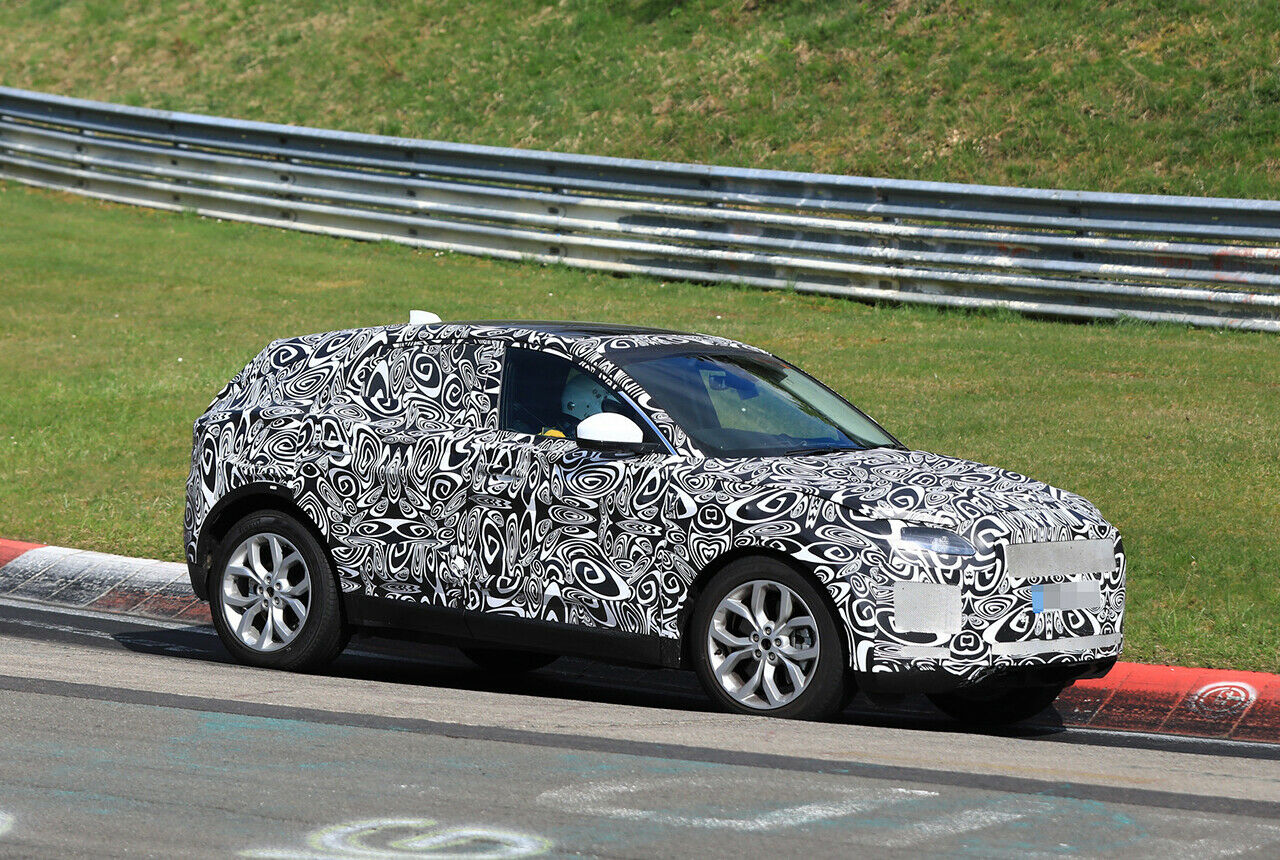 Ein Jaguar E-Pace auf der Nürburgring-Nordschleife. Die Dachlinie fällt flacher ab als beim F-Pace