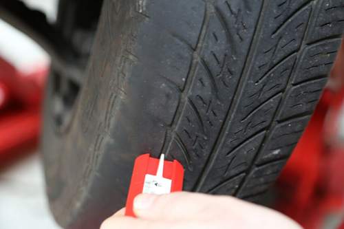 Bei der Stichprobe fielen den Prüfern nicht nur abgefahrene Reifen, sondern auch  verformte Felgen auf