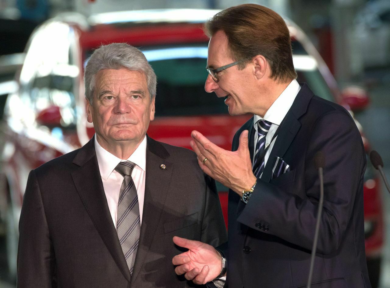 Noch im Juni 2014 zeigte Michael Macht (r.) dem Bundespräsidenten Joachim Gauck das VW-Werk "Auto Europa" in Portugal. Jetzt trennt sich VW von dem Top-Manager