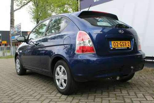 Heckansicht Hyundai Accent 2010 110PS