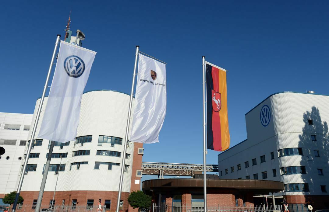 VW- und Porsche-Fahnen vor dem Werk Osnabrück. Der Zukauf von Porsche kostete knapp 4,5 Milliarden Euro.