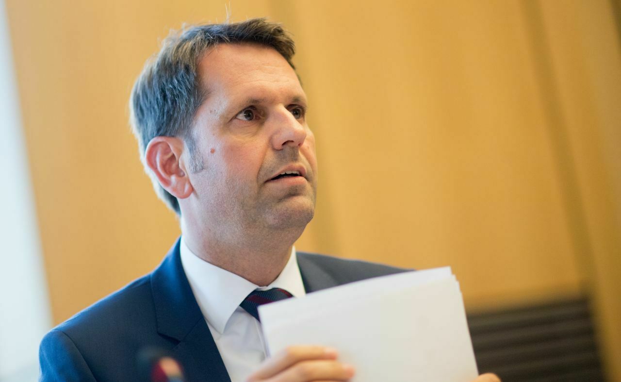 Niedersachsens Wirtschaftsminister Olaf Lies bringt im Kontext eines Bußgeldverfahrens gegen VW eine Boni-Rückzahlung ins Spiel