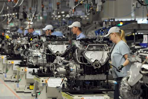 Künftig werden immer mehr Arbeitsaufgaben bei der Fahrzeugproduktion von Maschinen übernommen. Das kostet Jobs