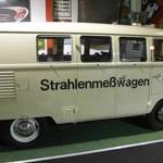 Ein Volkswagen Bus der ersten Generation, VW T 1 - Strahlenmesswagen des Deutschen Roten Kreuzes